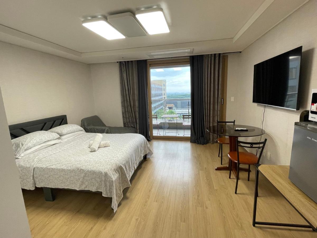 Spacious Luxury Condo W/ Kitchen Beside Hilton Clark D'Heights Ángeles Extérieur photo