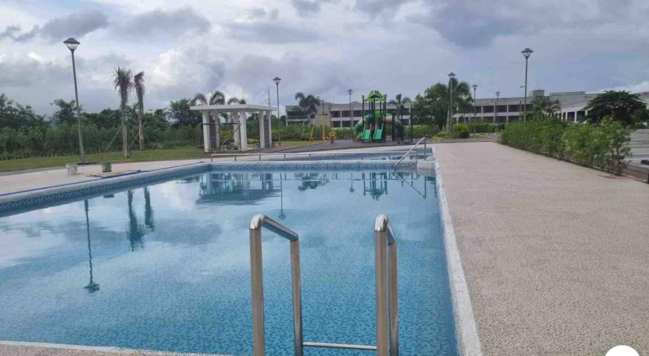Spacious Luxury Condo W/ Kitchen Beside Hilton Clark D'Heights Ángeles Extérieur photo