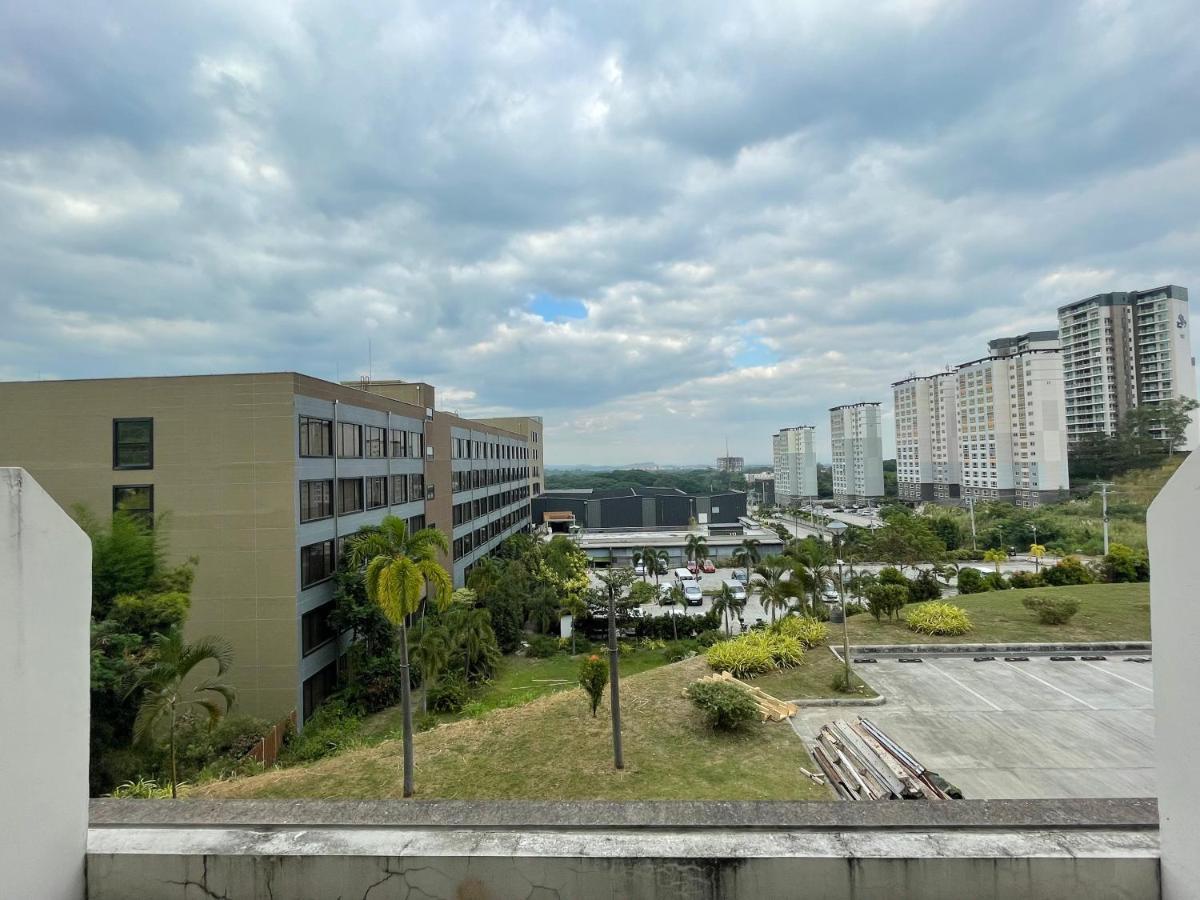 Spacious Luxury Condo W/ Kitchen Beside Hilton Clark D'Heights Ángeles Extérieur photo